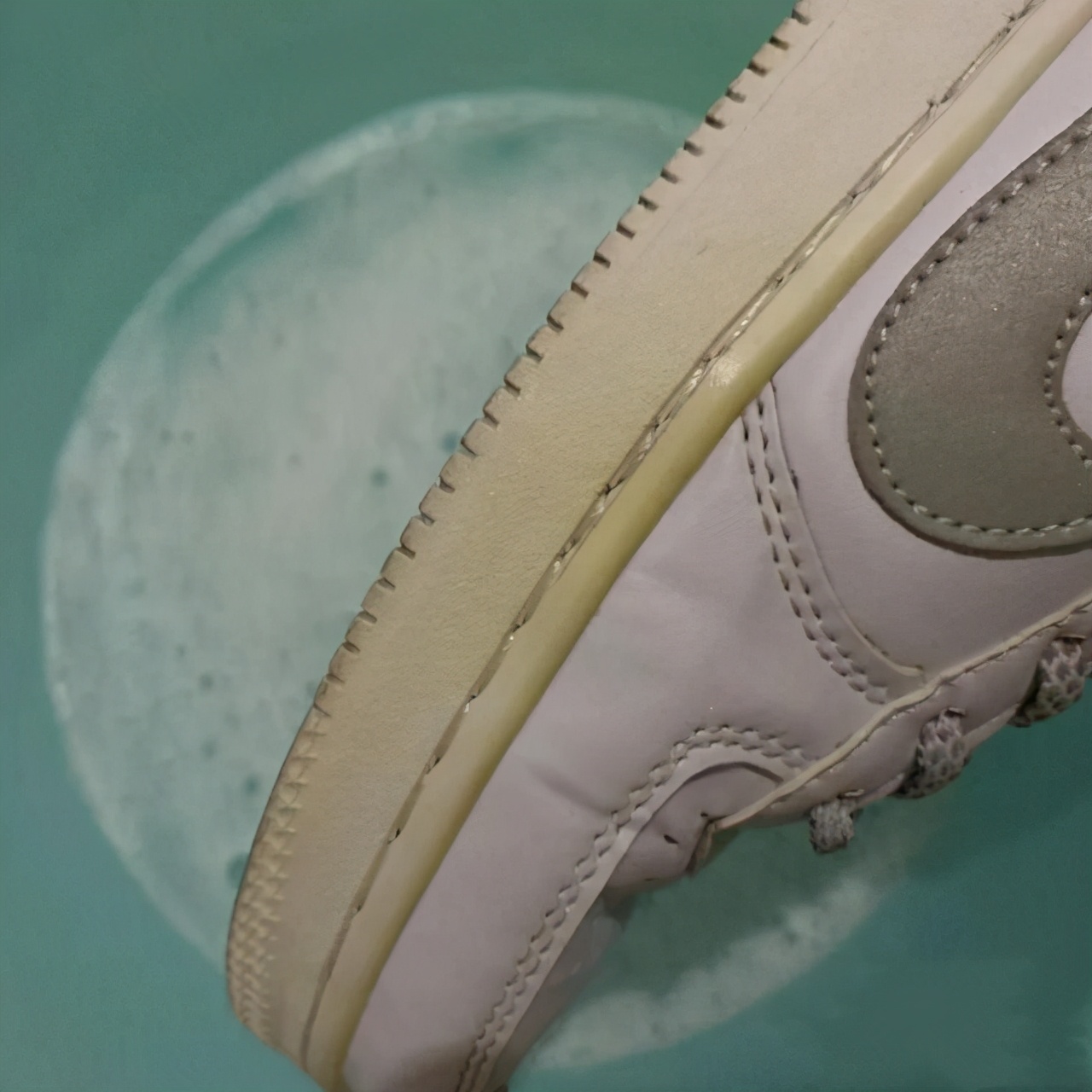 aj鞋帮发黄怎么变白,白鞋鞋帮发黄变白的小妙招