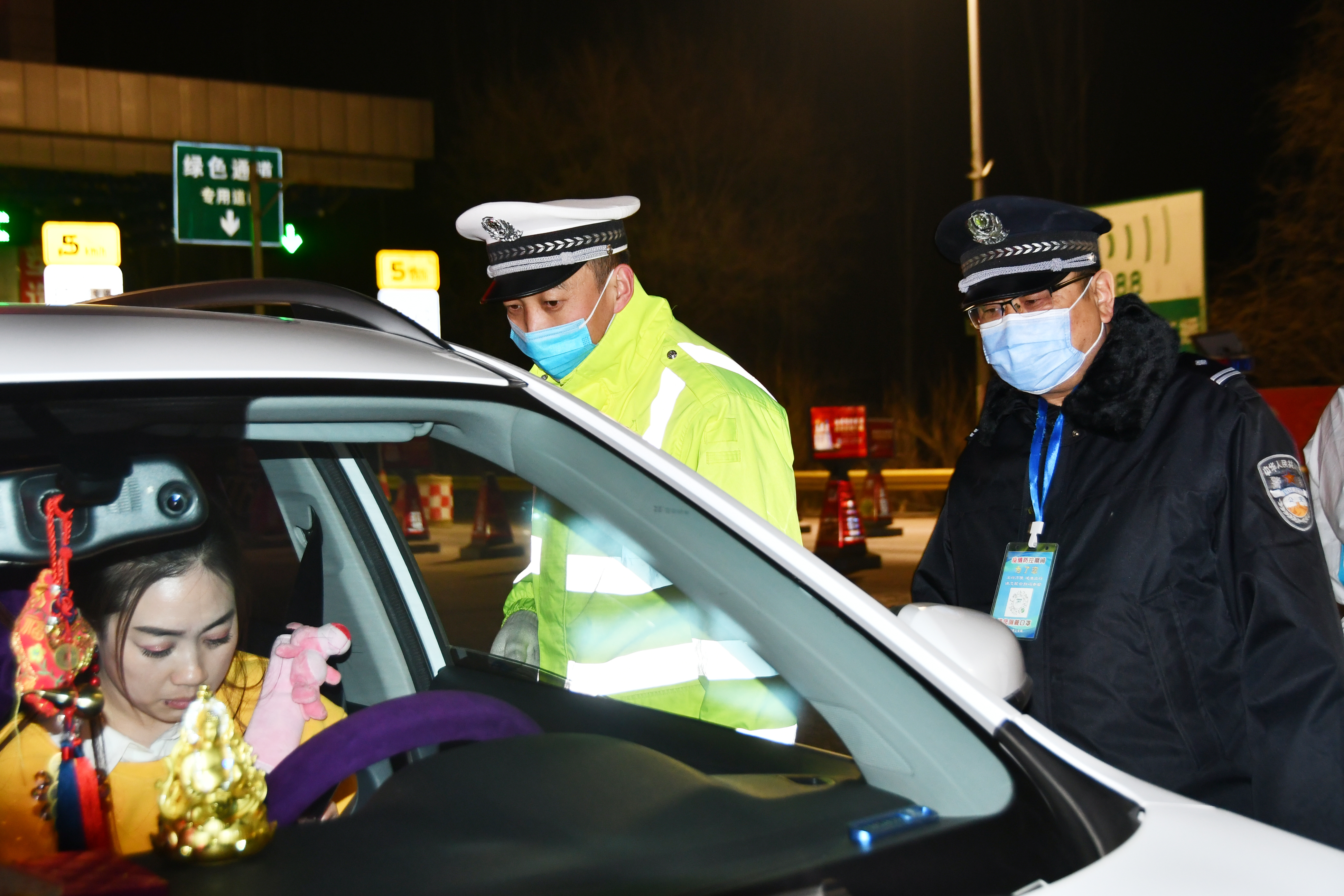 1月24日晚的山阴高速路口，我拍到了这些“触目惊心”的照片