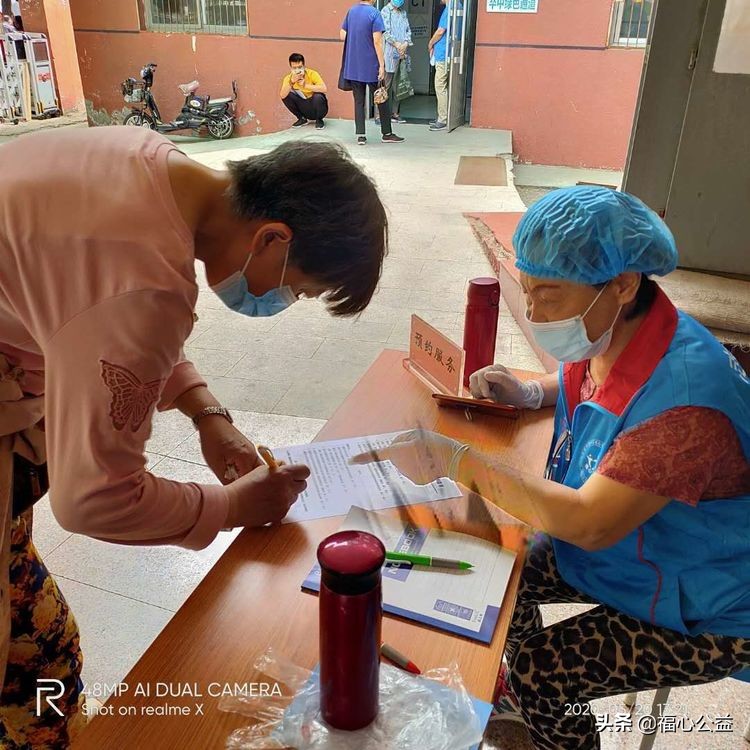 医院志愿者服务队,医院志愿者坚持上岗