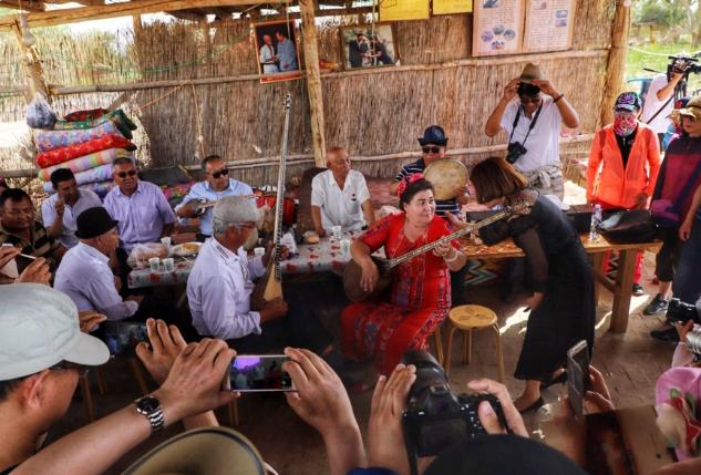 长寿的新疆人喜欢吃什么,中国新疆最长寿老人有何生活特点