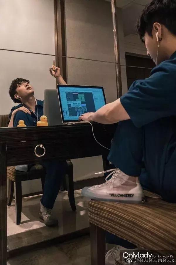 张艺兴valentino东京神图,张艺兴valentino秀场表演