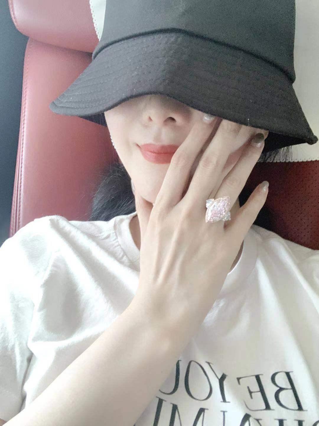 范冰冰最近出席活动照片一身西装,范冰冰戴棒球帽戴墨镜现身机场