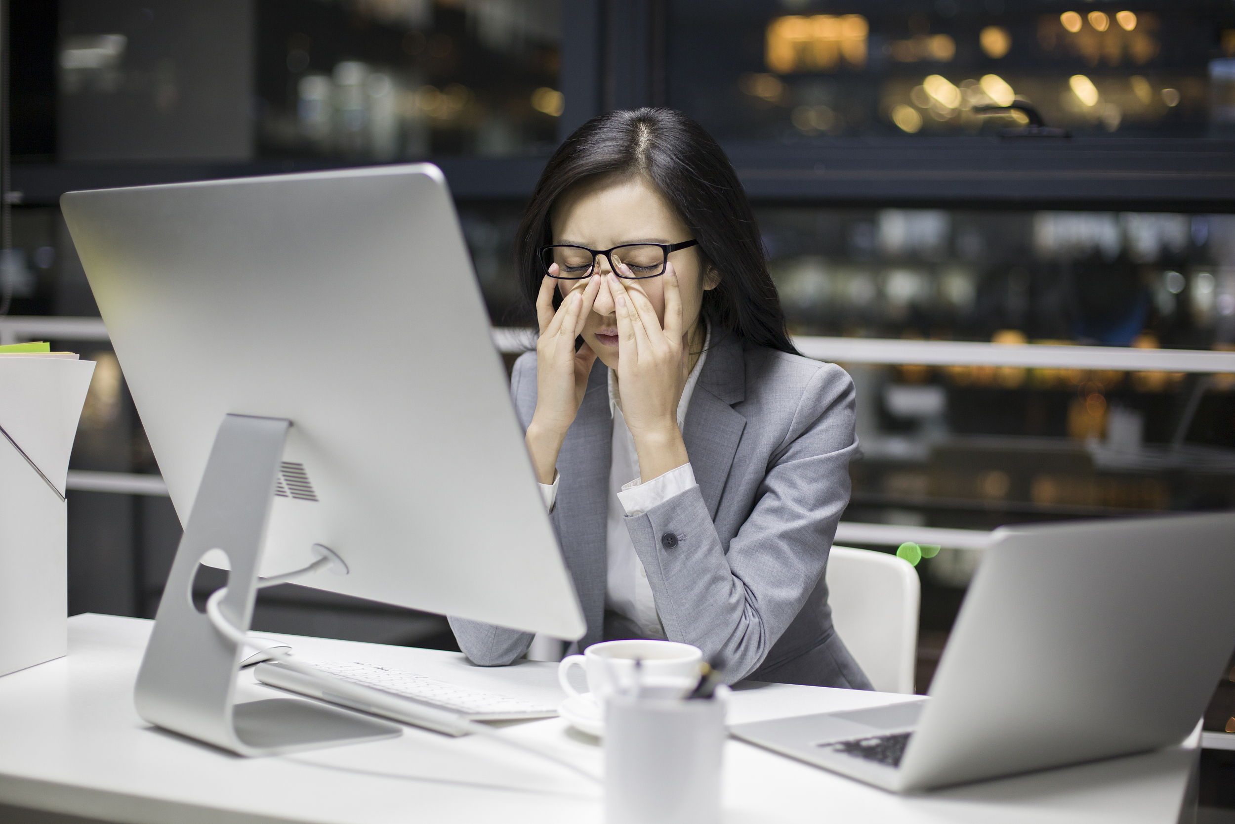 眼睛干就滴几滴“网红”眼药水，结果出乎女白领的意料