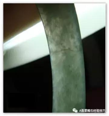 翡翠珠子有石纹和裂纹怎么区别,翡翠镯子表面有石纹一样的裂纹