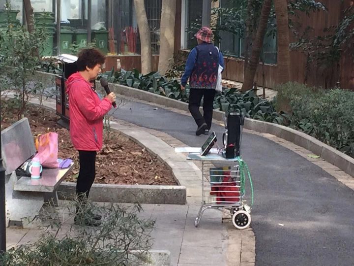 在相亲角逛了一圈，我们差点脱不开身