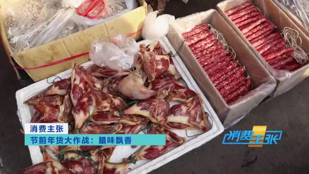 又到熏腊肉灌香肠的时节,做好的香肠在家熏腊肉