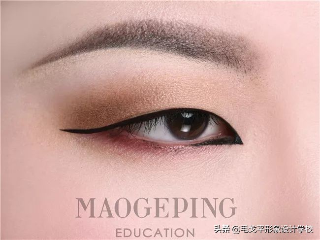 单眼皮不画眼线只画眼影好看吗,为何同样是单眼皮