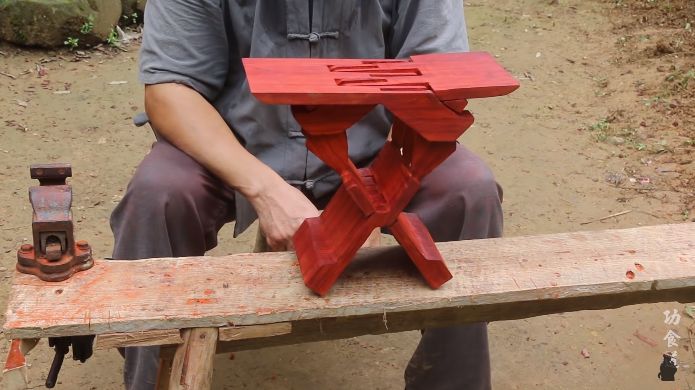 大爷造鲁班凳,60岁中国大爷徒手做鲁班凳