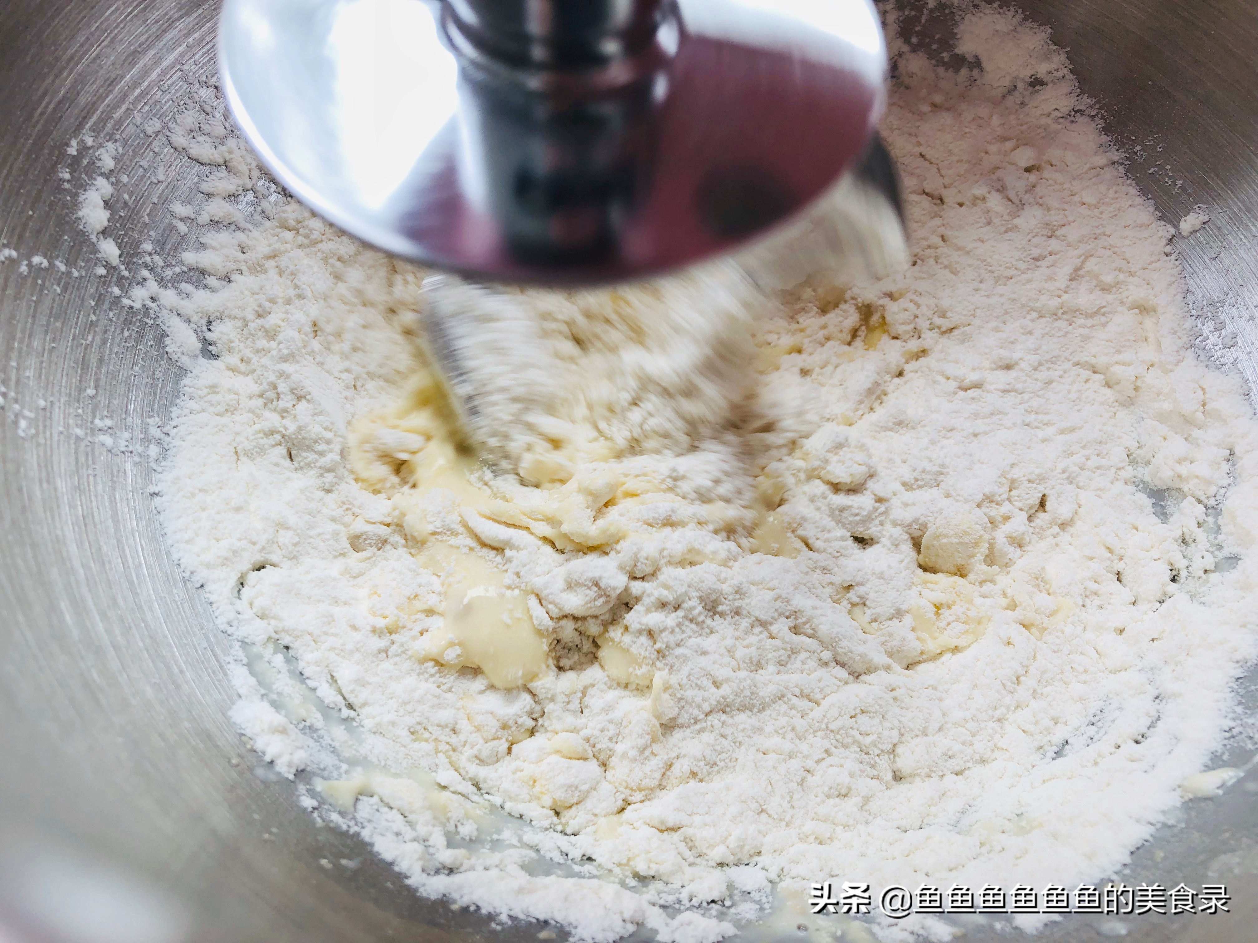 怎样用面包机做出松软拉丝的面包,用面包机如何做出松软拉丝的面包