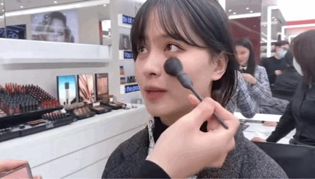 为啥柜姐给顾客化妆都那么高级,柜姐化妆免费培训吗