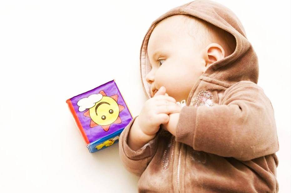 宝宝睡觉总是滚来滚去的怎么回事,宝宝睡觉总是乱动怎么解决