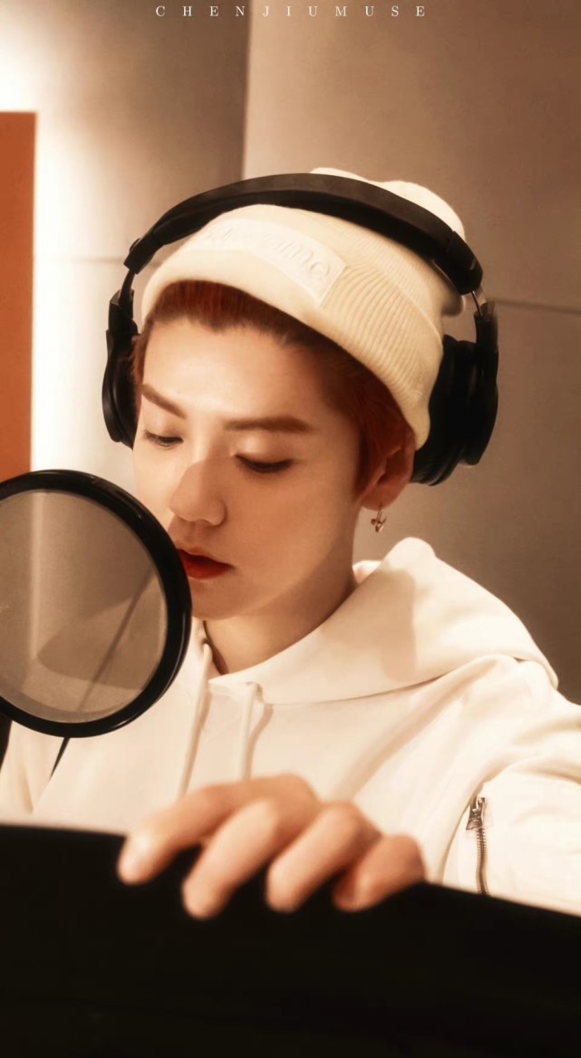 鹿晗晒自拍秀肌肉,鹿晗最近自拍视频