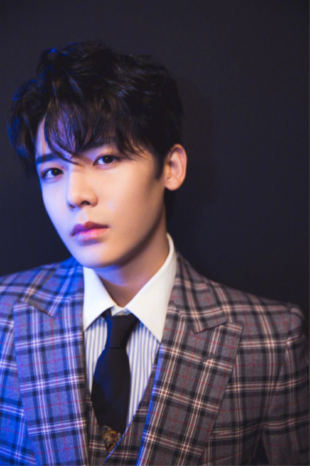 侯明昊时尚盛典视频,2020年侯明昊黑色西装蓝色衬衫