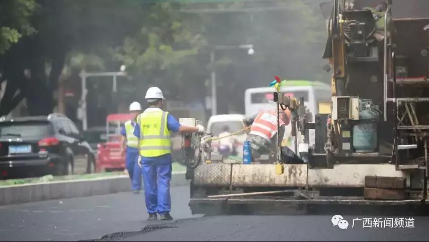 脚踩150℃!记者采访沥青路面铺设者时中暑晕倒