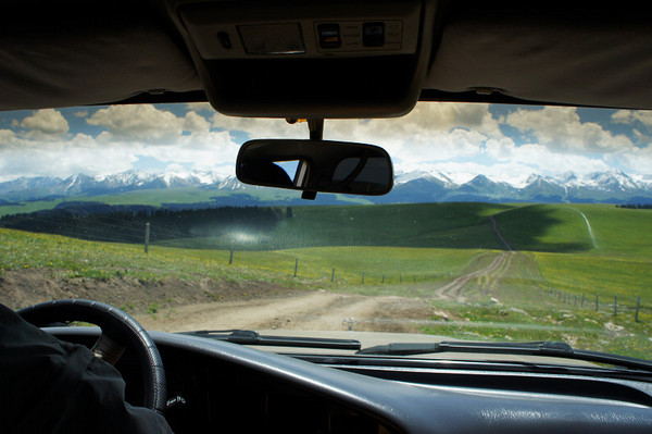六月底的伊犁雪山,5月的伊犁草原