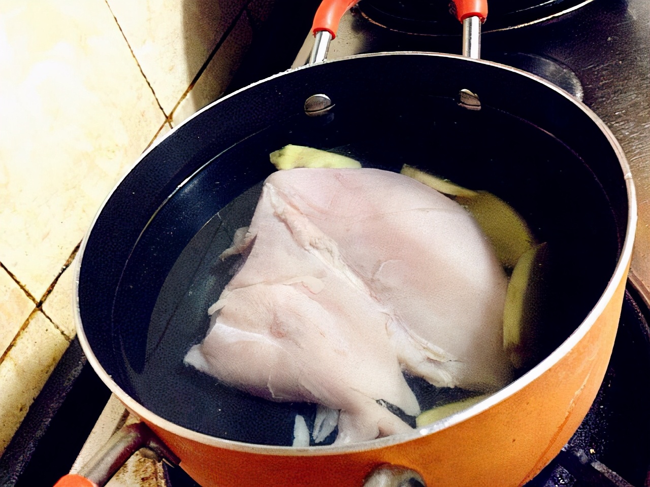 凉拌鸡丝的鸡丝又柴又硬,凉拌鸡丝做法加黄瓜丝和胡萝卜丝