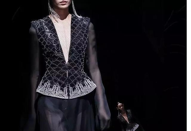 ep雅莹走秀2019,ep雅莹黑裙子