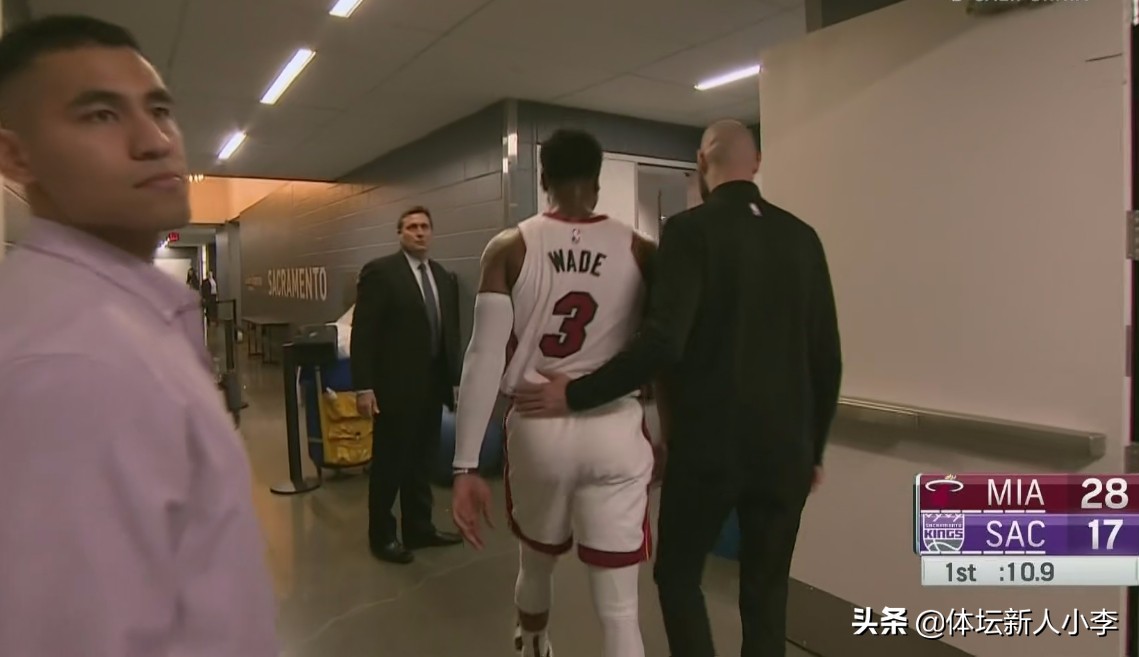 韦德重摔在地离场,韦德三分绝杀后单膝下跪