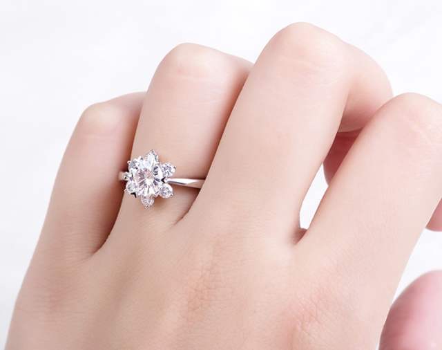 戒指戴在哪只手上有讲究,戒指的戴法和意义十个手指左右手