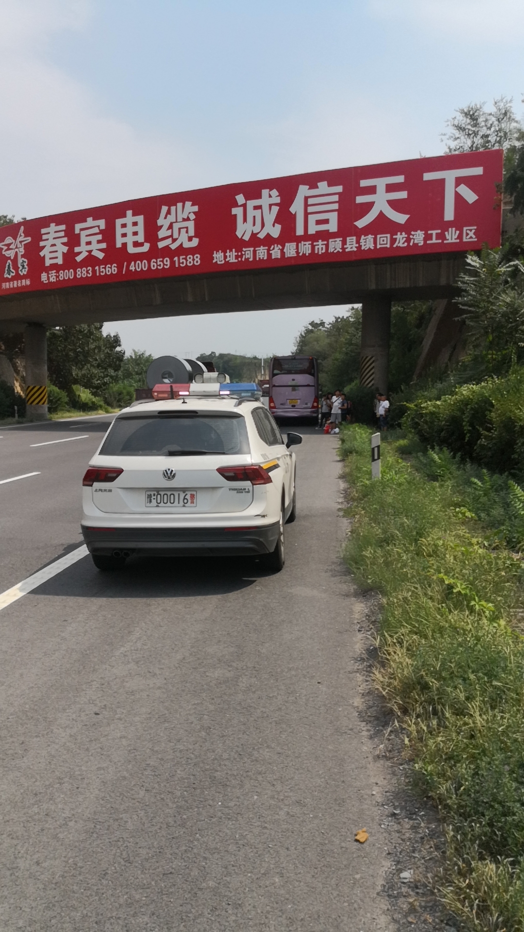 大巴车前轮没气停在路边高速交警及时帮助排除隐患