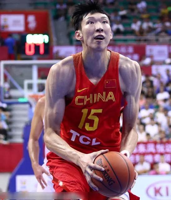 打脸！周琦穿耐克鞋现身沈阳备战全运会，他曾公开保证*制抵**耐克