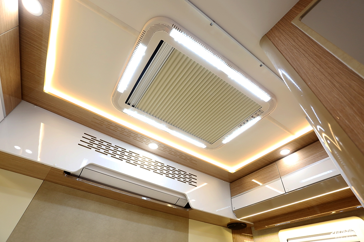 五菱轻卡房车最新款,骏驰大通短轴中顶房车