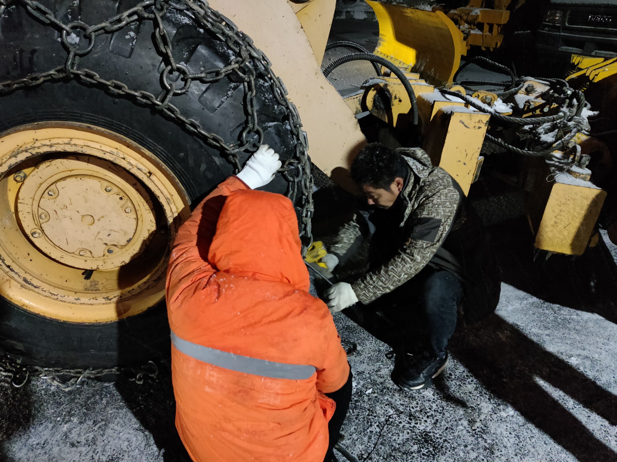 连夜除雪保畅通,连夜清扫积雪保障道路畅通