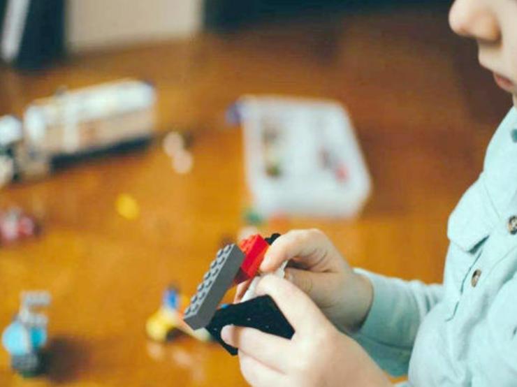 孩子喜欢抚摸*处私**，是性早熟的标志吗？父母千万别误解