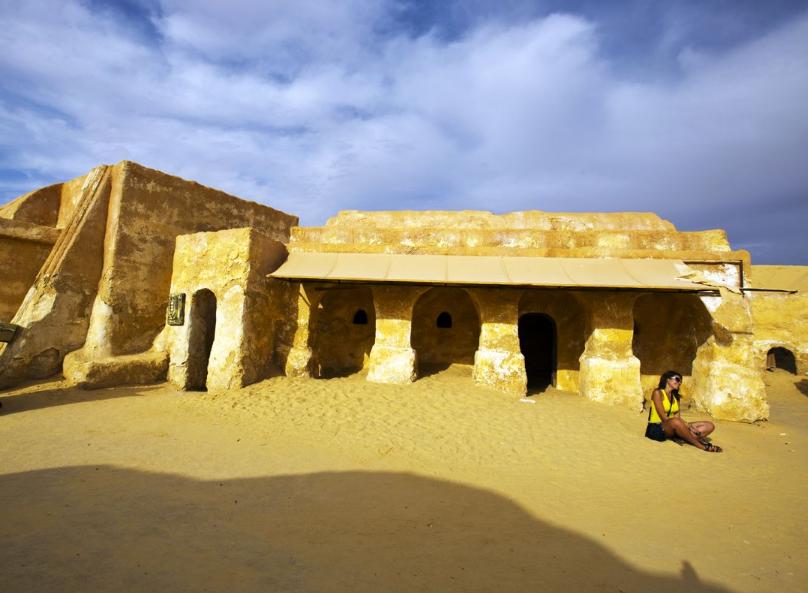 非洲这座旧城，建筑全是最原始的土黄色小薄砖，城里见不到商贩？