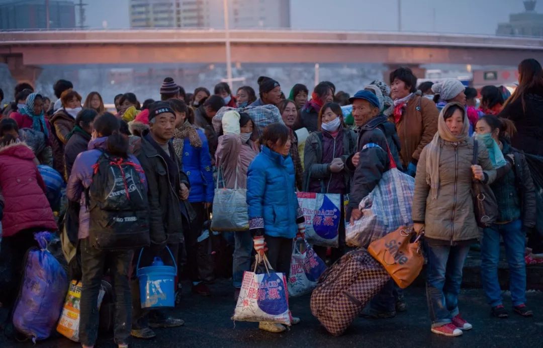 孩子坐绿皮火车看人世百态,绿皮火车才能反映生活百态