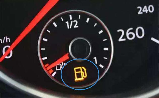 油箱报警灯亮起还能跑多远,汽车油箱报警灯亮了还能跑多远