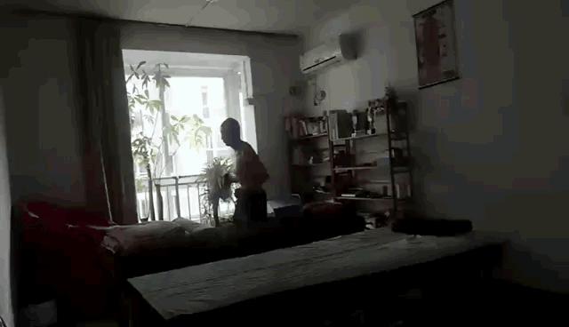 光脚在家走鞋底脏,赤脚在家走路粘地板怎么办