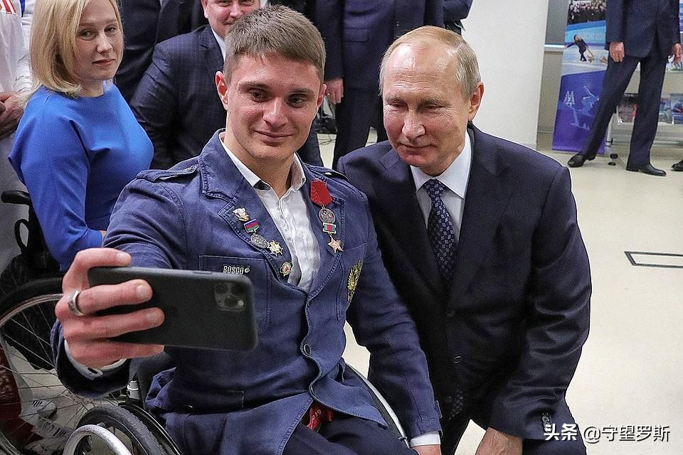 普京单膝跪地与小朋友合影,普京单膝跪地视频