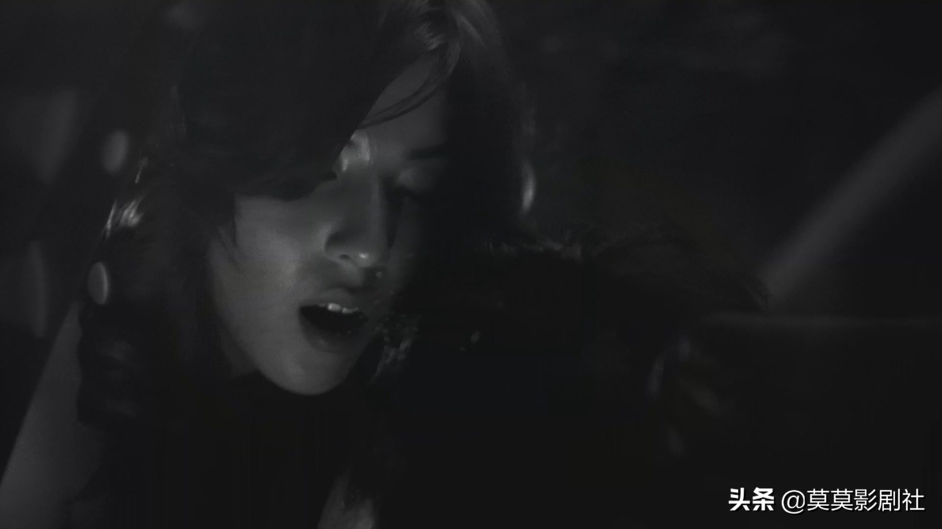 为何他眼睑低垂，是佛还是娼妓——《大佛普拉斯》的黑色幽默