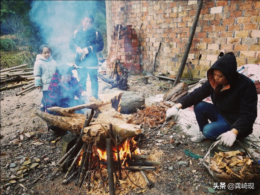 根雕小茶桌泡茶,用根雕茶桌喝茶
