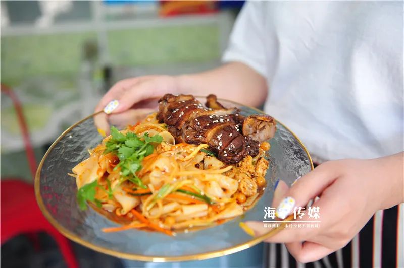 开了宝马卖凉皮,90后小伙创业卖凉皮