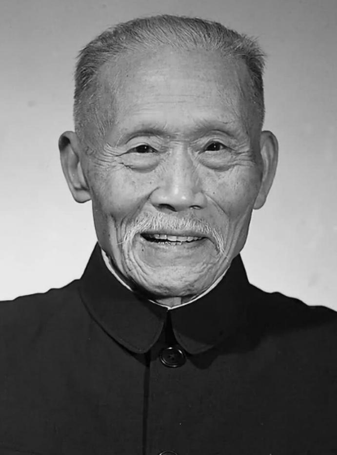 1961年,*少奇刘**参观韶山冲,指着毛主席故居门匾说道:这个字不妥