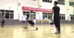 鹿晗原地起跳摸高,鹿晗踢球动作