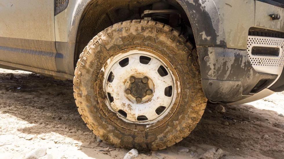 2023款路虎卫士110p400x驾驶感受,2024款路虎卫士110版测评