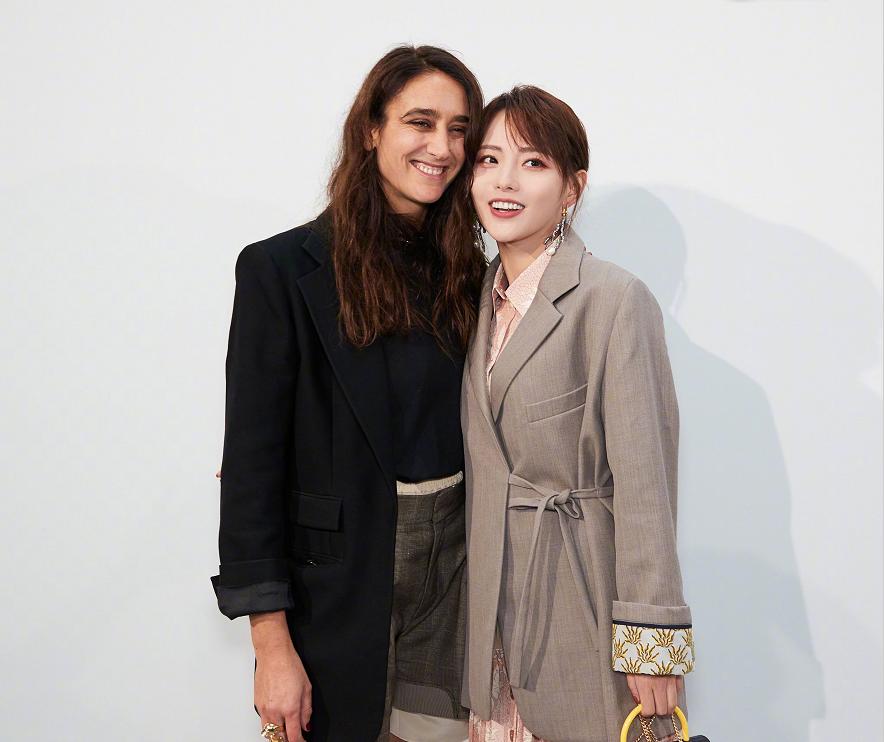 baby巴黎半夜赴私宴！独自约爱马仕总监聊工作？笑容僵硬如雕像