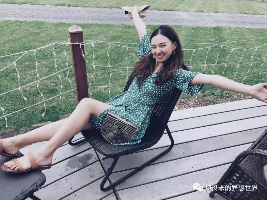 她们穿的连衣裙,她们穿的花裙子