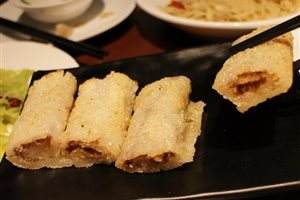 路边的甜品店，传出“砰砰”的敲打声