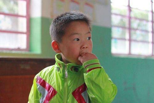 2岁小孩吃手要不要阻止,2岁孩子吃手要不要干预