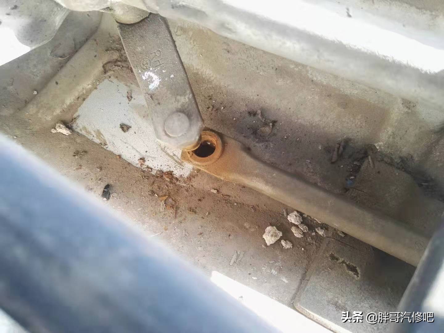 上海汽车大灯漏水去哪里修,大灯发黄了怎么处理