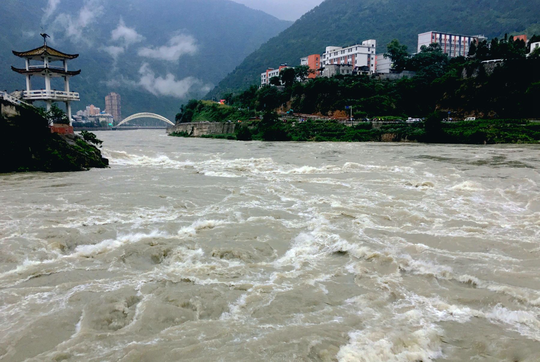 终于弄清楚，红军长征时飞夺的泸定桥由12164个铁链组成