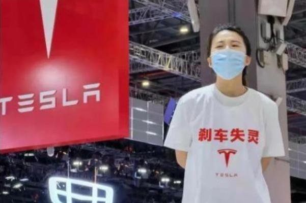 “失控特斯拉”背后富豪：身价千亿、逃兵役、泡女明星、有6个娃