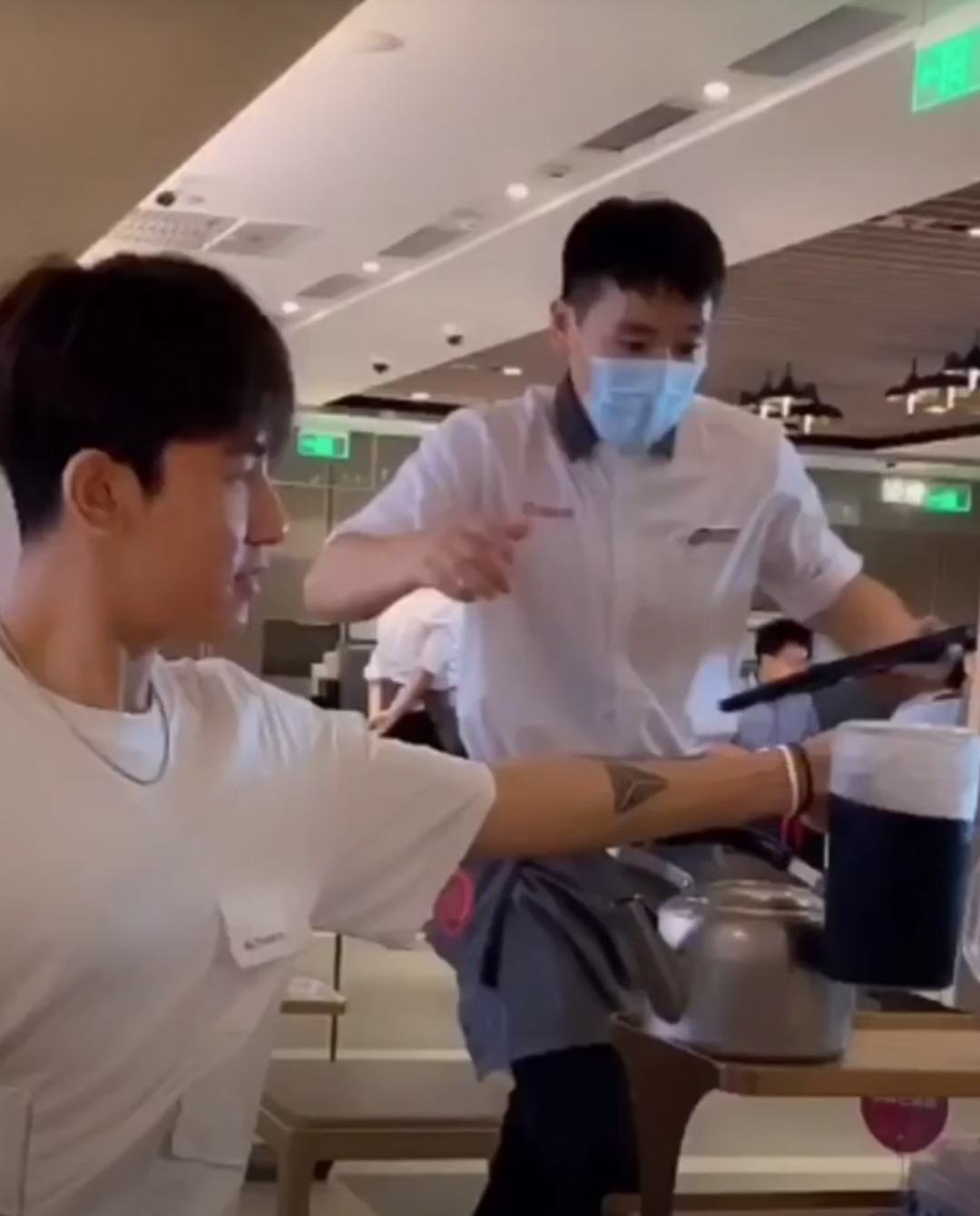 海底捞的服务真的很周到,海底捞的服务非常好英语