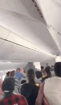 新加坡酷航迫降,万米高空飞机返航