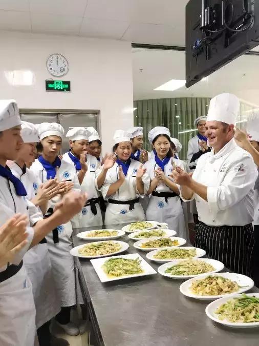 “蒙眼切黄瓜”了解一下！珠海这所就业率99.5%的学校，太厉害！