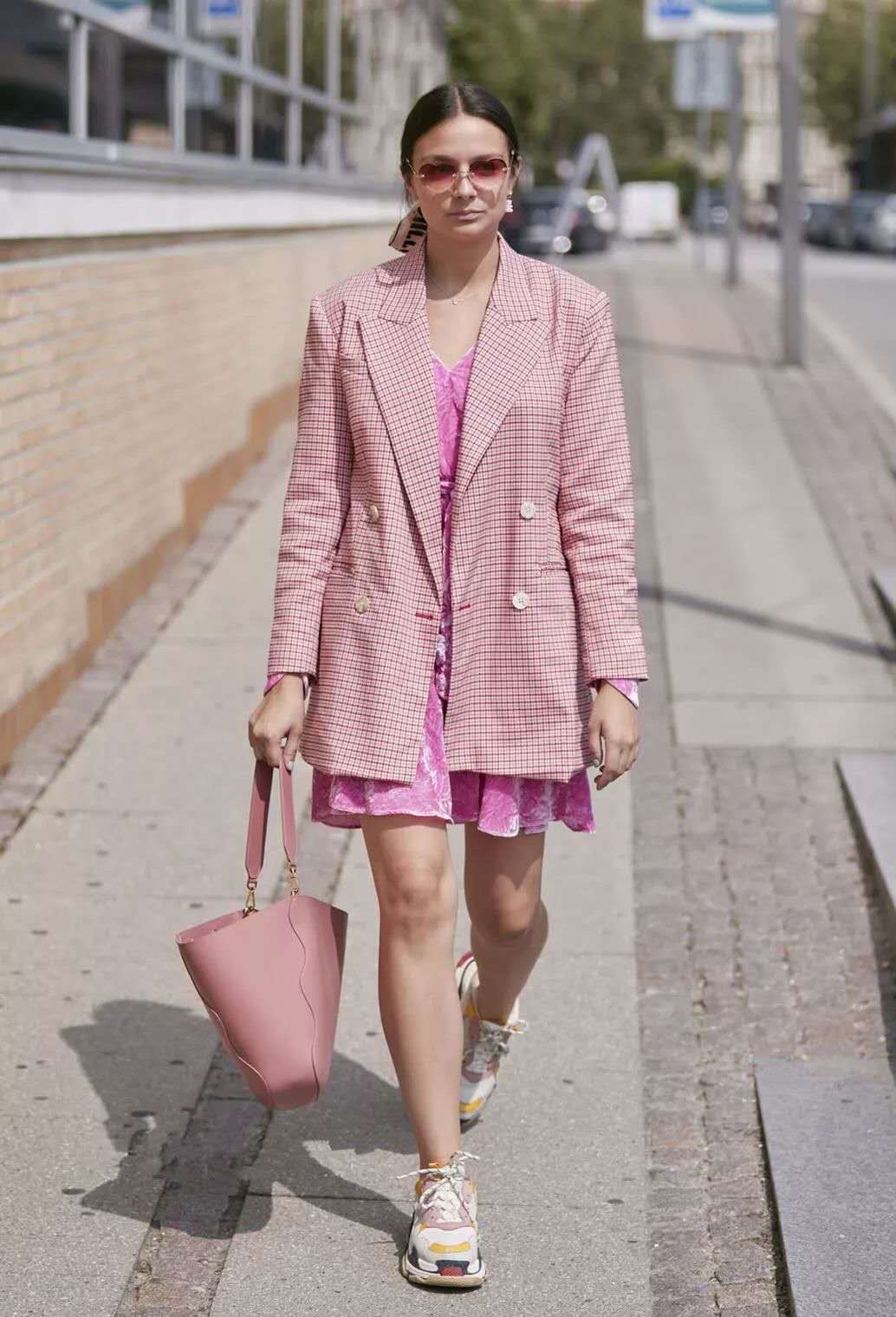 时尚风女人味十足选什么包,女人必备的几款经典包